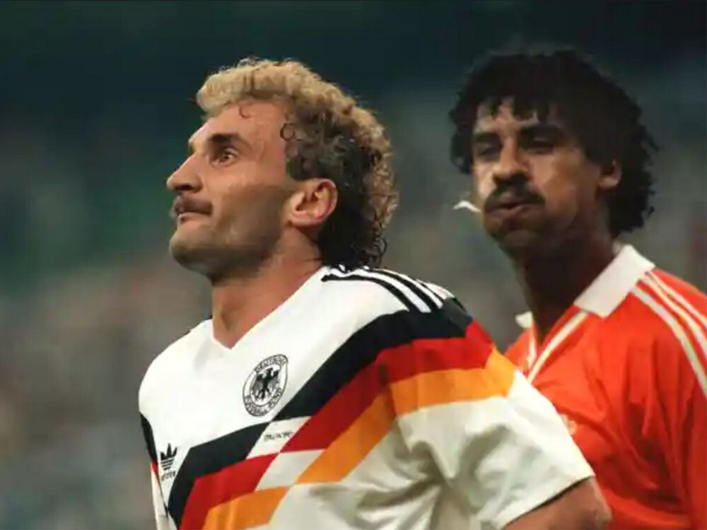 Франк Райкард и Руди Фёллер на чемпионате мира в Италии в 1990 году, Райкард попадает в цель