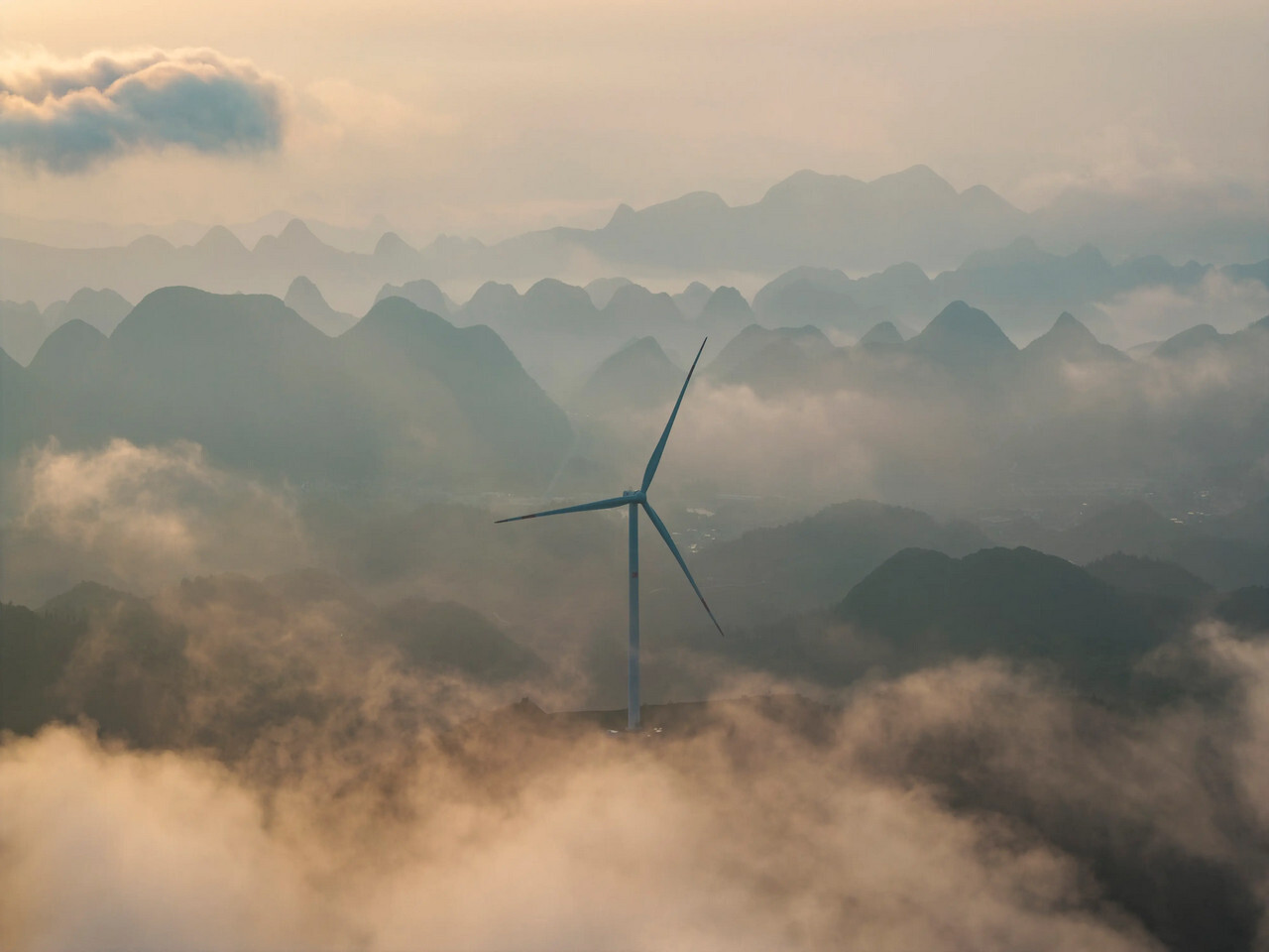 Ветряная турбина в карстовых горах Синъи, провинция Гуйчжоу. Фотограф Вэйминь Чу.