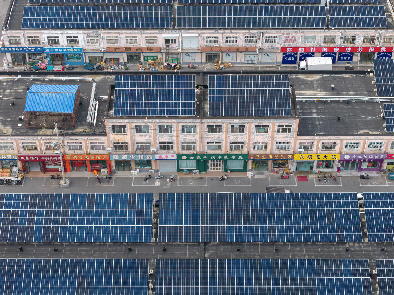 Солнечные батареи на крыше в Биньчжоу, провинция Шаньдун. Фотограф Вэйминь Чу.