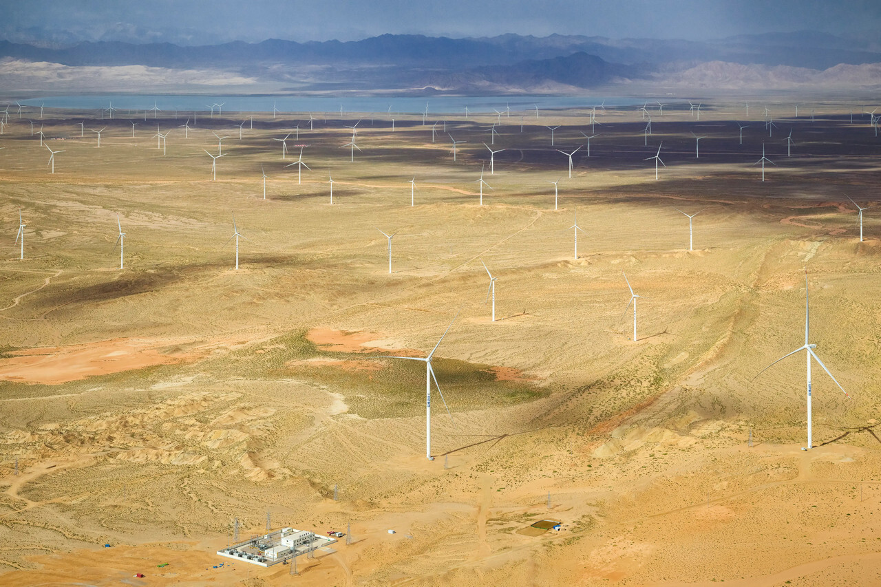 Ветряные турбины вблизи водно-болотного заповедника Гахай в провинции Цинхай. Фотограф Вэйминь Чу.