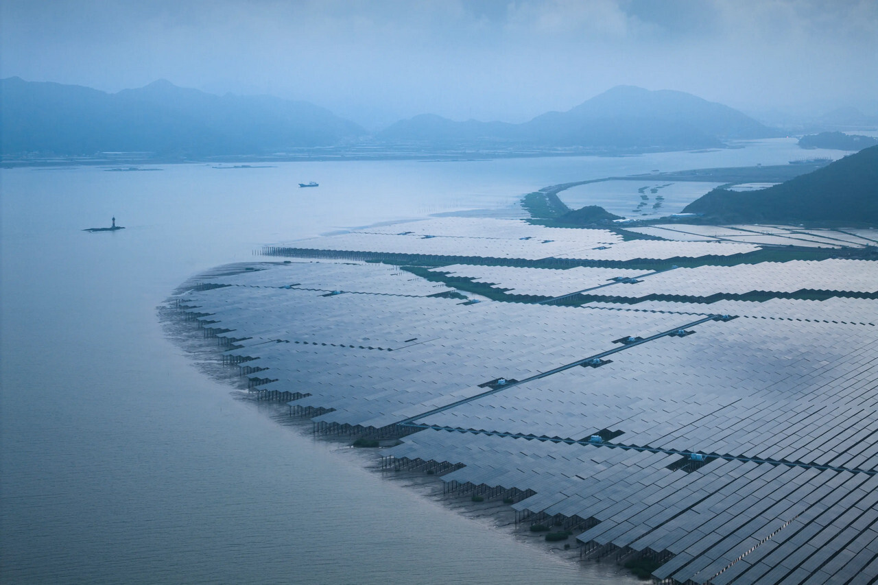 Солнечная электростанция, построенная на приливной отмели в уезде Сяншань, провинция Чжэцзян. Фотограф Вэйминь Чу.